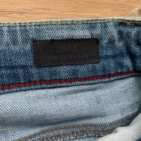 Ma I slightly distressed jeans - Picture 3 of 3